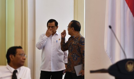 Sekretaris Kabinet Pramono Anung (tengah), Menteri Sekretaris Negara Pratikno (kanan) dan Menko Polhukam Mahfud MD menghadiri Sidang Kabinet Paripurna di Istana Bogor, Jawa Barat, Selasa (11/2/2020). 