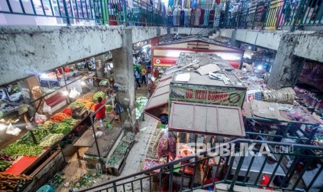 Aktivitas perdagangan di Pasar Tradisional Cibinong, Bogor, Jawa Barat, Selasa (11/2/2020).