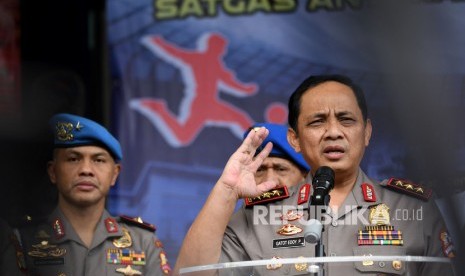 Wakil Kepala Kepolisian RI Komisaris Jenderal Gatot Eddy Pramono (kanan) didampingi Ketua Satgas Antimafia Bola Brigadir Jenderal Pol Hendro Pandowo memberikan keterangan kepada wartawan dalam konferensi pers terkait Satgas Antimafia Bola Jilid III di Polda Metro Jaya, Jakarta, Selasa (11/2/2020).