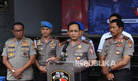 Wakil Kepala Kepolisian RI Komisaris Jenderal Gatot Eddy Pramono (kedua kanan) didampingi Ketua Satgas Antimafia Bola Brigadir Jenderal Pol Hendro Pandowo (kedua kiri), Kapolda Metro Jaya Irjen Pol Nana Sudjana (kanan), dan Kepala Bidang Humas Polda Metro Jaya Kombes Pol Yusri Yunus (kiri) memberikan keterangan kepada wartawan dalam konferensi pers terkait Satgas Antimafia Bola Jilid III di Polda Metro Jaya, Jakarta, Selasa (11/2/2020). 