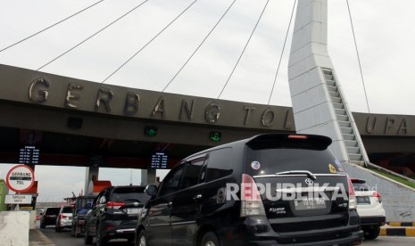 Sejumlah kendara memasuki gerbang tol untuk melakukan pembayaran di Gerbang Tol Cikupa, Tangerang, Banten