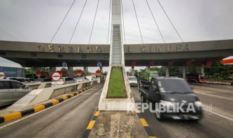 Sejumlah kendaraan melintasi ruas Tol Tangerang-Merak di Cikupa, Kabupaten Tangerang, Banten, Selasa (11/2/2020). 