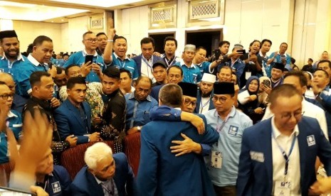 Ketua Umum PAN terpilih, Zulkifli Hasan merangkul pesaingnya Mulfachri Harahap usai penghitungan suara, di Hotel Claro, Kendari, Sulawesi Tenggara, Selasa (11/2).