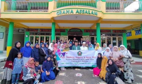 Rombongan Badan Koordinasi (Badko) TKQ- TPQ- TQA Kabupaten Bekasi, Provinsi Jawa Barat yang melaksanakan studi banding di PAUD Tahfidz Assalam, Bandungan, Kecamatan Bandungan, Kabupaten Semarang, Selasa (11/2).