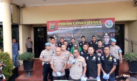 Konferensi pers terkait penangkapan artis Lucinta Luna terkait penyalahgunaan narkoba di Mapolres Metro Jakarta Barat, Rabu (12/2). Jenis kelamin di KTP dan paspor berbeda, Lucinta sementara ditahan di ruang khusus.