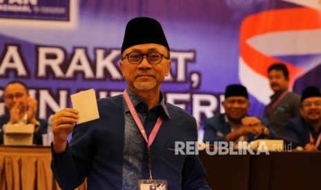 Ketua Umum PAN Zulkifli Hasan memberikan hak suaranya saat pemilihan Ketua Umum periode 2020-2025, Kendari, Sulawesi Tenggara, Selasa (11/2/2020)