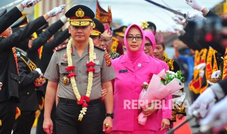 Kapolda Jambi Irjen Firman Shantyabudi (kiri) bersama istri.