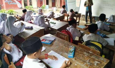 Para siswa SDN 3 Cigorowong, Kabupaten Tasikmalaya, belajar di tenda darurat, Rabu (12/2). Sejumlah siswa lainnya mesti belajar di atas lantai beralaskan karpet dalam ruang kelas.Proses KBM dipindahkan ke tenda darurat dilakukan sejak Selasa (11/2). 