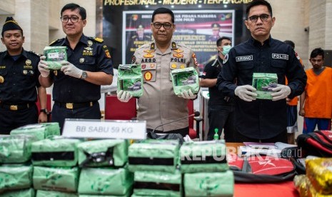 Karo Penmas Divisi Humas Polri Brigjen Pol Argo Yuwono (tengah) bersama Wadir Tipid Narkoba Bareskrim Polri Kombes Pol Krisno Halomoan Siregar (kanan) dan Direktur P2 Bea Cukai Bahaduri Wijayanta Bekti Mukarta (kiri) menunjukkan barang bukti dalam rilis pengungkapan peredaran gelap narkotika jenis methamphetamine atau sabu di Bareskrim Polri, Jakarta.