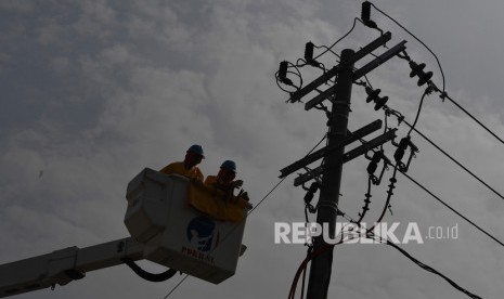 Petugas melakukan simulasi perawatan jaringan listrik ketika digelar apel gabungan Bulan Keselamatan dan Kesehatan Kerja (K3) Nasional PLN se Jawa Timur dan Bali di Gresik, Jawa Timur, Rabu (12/2/2020).