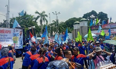 Ribuan buruh dari KSPSI melakukan unjuk rasa di depan Kompleks Parlemen RI