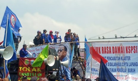 Ribuan buruh dari KSPSI melakukan unjuk rasa di depan Kompleks Parlemen RI, Jalan Gatot Subroto di hari yang sama Omnibus Law RUU Cipta Lapangan Kerja pada Rabu (12/2). 