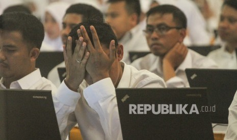 Sejumlah peserta mengikuti Seleksi Kemampuan Dasar (SKD) Computer Assisted Test (CAT) untuk Calon Pegawai Negeri Sipil (CPNS) di Hotel Bumi Wiyata, Depok, Jawa Barat, Rabu (12/2/2020).