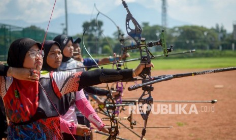 Sejumlah atlet  panahan menjalani sesi latihan (ilustrasi).