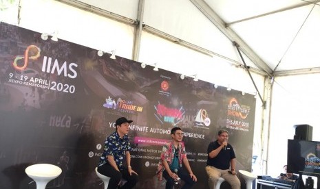 Tampak Presiden Direktur PT Dyandra Promosindo, Hendra Noor  Saleh ketika memberikan penjelasan jelang pameran Indonesia International Motor Show, Rabu (12/2).