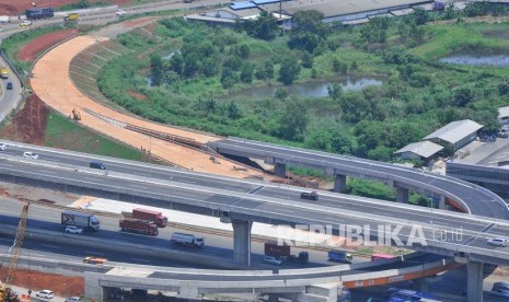 Pemandangan pembangunan jalan tol Cibitung-Cilincing di kawasan Cibitung, Kabupaten Bekasi, Jawa Barat, Rabu (12/2/2020).