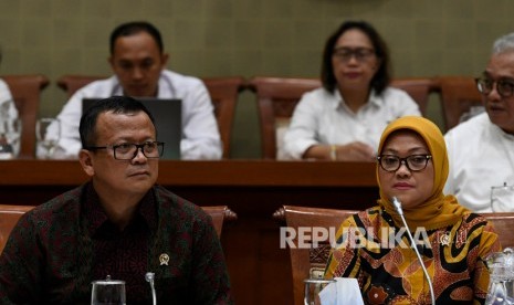 Menteri Kelautan dan Perikanan Edhy Prabowo (kiri) bersama Menteri Ketenagakerjaan Ida Fauziah (kanan) mengikuti rapat kerja bersama Komisi IX DPR di Kompleks Parlemen Senayan, Jakarta, Rabu (12/2/2020).