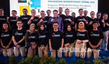 Menteri BUMN Erick Thohir (tengah) berfoto dengan perwakilan Direktur BUMN, Rektor dan peserta Program Magang Mahasiswa Bersertifikat (PMMB) BUMN di Menara Mandiri, Jakarta, Rabu (12/2/2020).