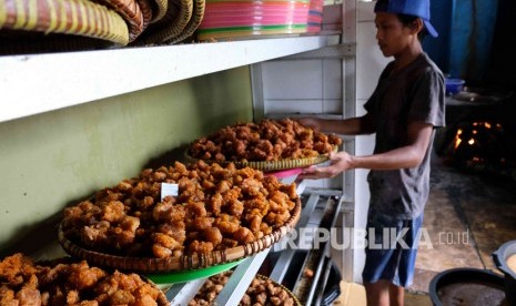 Pekerja menata Gethuk Goreng Sokaraja di industri pembuatan makanan ringan Desa Karangturi, Sumbang, Banyumas, Jawa Tengah, Rabu (12/2). Gabungan Pengusaha Makanan Minuman Seluruh Indonesia (Gapmmi) mengaku perlu kelancaran izin impor bahan baku. Terutama untuk bahan baku yang belum tersedia di dalam negeri. 