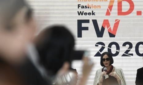 Ketua Umum Asosiasi Perancang dan Pengusaha Mode Indonesia (APPMI) dan Presiden Indonesia Fashion Week Poppy Dharsono memberikan keterangan pada Road to Indonesia Fashion Week 2020 di Jakarta, Rabu (12/2/2020). Gelaran IFW 2020 akan diselenggarakan secara virtual.