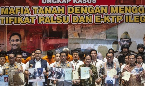 Menteri ATR/Kepala BPN Sofyan Djalil (ketiga kanan) bersama Kapolda Metro Jaya Irjen Pol Nana Sudjana (ketiga kiri) dan masing-masing jajaran menunjukkan barang bukti saat rilis kasus sindikat mafia tanah di Jakarta, Rabu (12/2/2020).