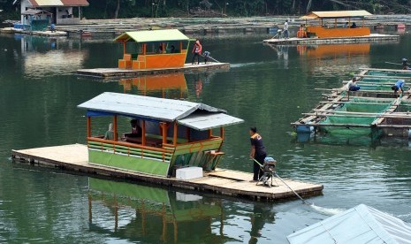 Wisatawan menaiki rumah makan terapung di Danau Lido, Cigombong, Kabupaten Bogor, Jawa Barat. Ridwan Kamil mengatakan, total nilai investasi KEK Pariwisata Lido di lahan seluas lebih dari seribu hektar ini mencapai Rp 38 triliun.