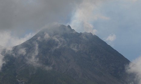 Gunung Merapi mengeluarkan asap putih pascaletusan terlihat di Jrakah, Selo, Boyolali, Jawa Tengah, Kamis (13/2/2020).