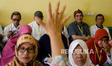 Warga lanjut usia mengikuti kegiatan belajar di Sekolah Lanjut Usia (lansia) Bahagia di Bandung, Jawa Barat, Kamis (13/2/2020).