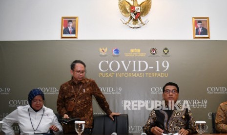 Kepala Staf Kepresidenan Moeldoko (kanan) didampingi Staf Ahli Menko Perekonomian Edi Prio Pambudi (tengah) dan Deputi Bidang Kebijakan Strategis Kemenparekraf R Kurleni Ukar bersiap menyampaikan konferensi pers dampak penyebaran COVID-19 terhadap ekonomi Indonesia di Gedung Bina Graha, Kompleks Istana Kepresidenan, Jakarta, Kamis (13/2/2020). 