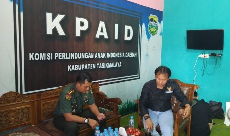 Ketua KPAID Kabupaten Tasikmalaya Ato Rinanto (kanan).