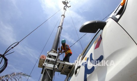 Teknisi melakukan perawatan perangkat Mobile Base Transceiver Station (M-BTS) milik XL Axiata di kawasan Sekumpul, Martapura, Kabupaten Banjar, Kalimantan Selatan, Kamis (13/2/2020).