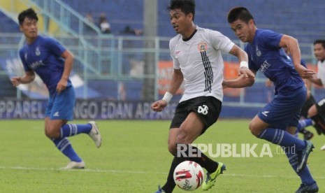 Pesepak bola Persija Jakarta, Alfath Faathier (tengah).