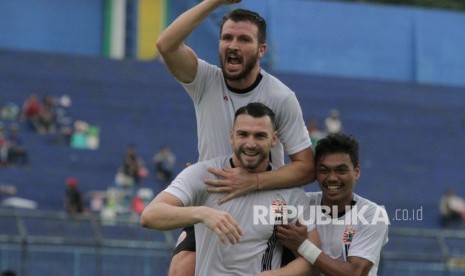 Pesepak bola Persija Jakarta Marco Simic (tengah) bersama rekannya Marco Motta (atas) dan Alfath Faathier (kanan) melakukan selebrasi usai mencetak gol ke gawang Sabah FA-Malaysia dalam pertandingan Piala Gubernur Jatim Grup B di Stadion Kanjuruhan, Malang, Jawa Timur, Kamis (13/2).