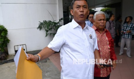 Ketua DPRD DKI Jakarta Prasetyo Edi Marsudi (kiri) menjawab pertanyaan wartawan di Kementerian Sekretariat Negara, Jakarta, Kamis (13/2). Kedatangan Prasetyo Edi tersebut untuk mengonfirmasi surat dari Gubernur DKI Jakarta Anies Baswedan kepada Menteri Sekretaris Negara yang juga Ketua Komisi Pengarah Pembangunan Kawasan Medan Merdeka Pratikno yang menyatakan telah mendapatkan rekomendasi dari Tim Ahli Cagar Budaya (TACB) DKI Jakarta untuk menggelar formula E 2020 di kawasan Monas namun ternyata belum ada rekomendasi dari TACB. 