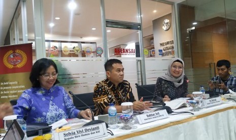 Kepala Biro Humas dan Kerjasama Internasional BPKK Selvia Vivi Devianti (kiri, baju ungu) dan Sekretaris Jenderal BPK Bahtiar Arif (tengah),