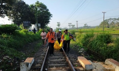 Polisi melakukan evakuasi jenazah korban tertabrak kereta api.