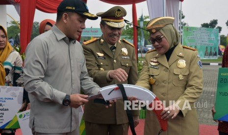 Menteri Ketenagakerjaan Ida Fauziyah (kanan) mengamati alat pertanian buatan UMKM Riau bersama Dirut PTPN V Jatmiko K. Santosa (kiri) dan Gubernur Riau Syamsuar (tengah) pada peringatan Bulan K3 Nasional tingkat Provinsi Riau di komplek PTPN V, Pekanbaru, Jumat (14/2/2020). 