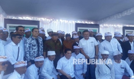 Menteri Badan Usaha Milik Negara (BUMN) Erick Thohir meninjau area Melasti di Pelabuhan Benoa, Bali, Jumat (14/2).