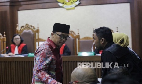 Terdakwa Mantan Menteri Pemuda dan Olahraga (Menpora) Imam Nahrawi (tengah) menjalani sidang pembacaan dakwaan di Pengadilan Tipikor, Jakarta, Jumat (14/2/2020).