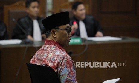 Terdakwa Mantan Menteri Pemuda dan Olahraga (Menpora) Imam Nahrawi (tengah) menjalani sidang pembacaan dakwaan di Pengadilan Tipikor, Jakarta, Jumat (14/2/2020).