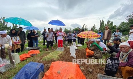 Pemakaman pebulutangkis Tati Sumirah di TPU Rawamangun, Jakarta, Jumat (14/2).