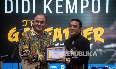 Ketua BNN Komjen Pol Heru Winarko (kiri) menyerahkan sertifikat Relawan Antinarkoba kepada penyanyi Didi Kempot (kanan) di Kantor BNN, Cawang, Jakarta, Jumat (14/2/2020).