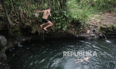 Wisatawan mancanegara berenang di obyek wisata alam Blue Lagoon, Ngemplak, Sleman, DI Yogyakarta, Jumat (12/2/2020). Yogyakarta melakukan upaya menarik minat lebih banyak wisatawan domestik di tengah isu corona.