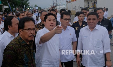 Menteri BUMN Erick Thohir (kedua kiri) berbincang dengan Menteri Agraria dan Tata Ruang/Kepala Badan Pertanahan Nasional (ATR/BPN) Sofyan Djalil (kiri), Menteri Pariwisata dan Ekonomi Kreatif (Menparekraf) Wishnutama Kusubandio (kedua kanan) dan Direktur Utama PT Pelabuhan Indonesia III (Persero) Doso Agung (kanan) saat meninjau rencana pengembangan Pelabuhan Benoa, Denpasar, Bali.