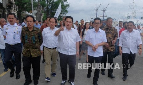 Menteri BUMN Erick Thohir (tengah) didampingi Menteri Agraria dan Tata Ruang/Kepala Badan Pertanahan Nasional (ATR/BPN) Sofyan Djalil (kedua kiri), Menteri Pariwisata dan Ekonomi Kreatif (Menparekraf) Wishnutama Kusubandio (ketiga kanan) dan Direktur Utama PT Pelabuhan Indonesia III (Persero) Doso Agung (kanan) saat meninjau rencana pengembangan Pelabuhan Benoa, Denpasar, Bali, Jumat (14/2/2020).