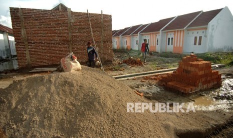 Sejumlah pekerja menyelesaikan pembangunan perumahan subsidi di Kelurahan Margadana, Tegal, Jawa Tengah, Jumat (14/2). PT Bank Tabungan Negara (Persero) meminta pemerintah menambah kuota pembiayaan rumah subsidi hingga dua kali lipat dari yang dianggarkan pada 2020.