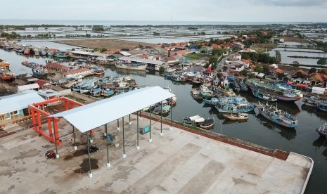 Foto udara suasana pembangunan kawasan galangan kapal di pelabuhan ikan Karangsong, Indramayu, Jawa Barat, Jumat (14/2/2020).(Antara/Dedhez Anggara)