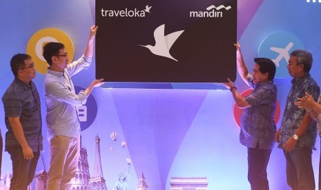 Direktur Commercial & Retail Transaction Bank Mandiri Hery Gunardi (kedua kanan) bersama President Traveloka Group Operations Henry Hendrawan (kedua kiri) didampingi Direktur Teknologi Informasi Bank Mandiri Rico Usthavia Frans (kiri) dan Kepala OJK Regional VIII Bali dan Nusa Tenggara Elyanus Pangsoda, meluncurkan kartu kredit Traveloka Mandiri, di Kuta, Bali, Jumat (14/2/2020).