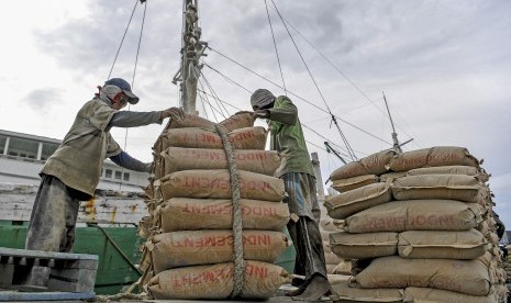 Pekerja melakukan bongkar muat semen kedalam kapal di Pelabuhan Sunda Kelapa, Jakarta, Jumat (14/2/2020).