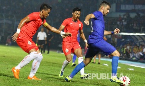 Pesepakbola Arema FC, Jonathan Jesus Bauman (kanan) berusaha melewati hadangan pesepakbola Persija Jakarta, Maman Abdurahman (kiri) dan Alfath Faathier (tengah) dalam pertandingan perebutan juara grup B Piala Gubernur Jatim di Stadion Kanjuruhan, Malang, Jawa Timur, Sabtu (15/2/2020).